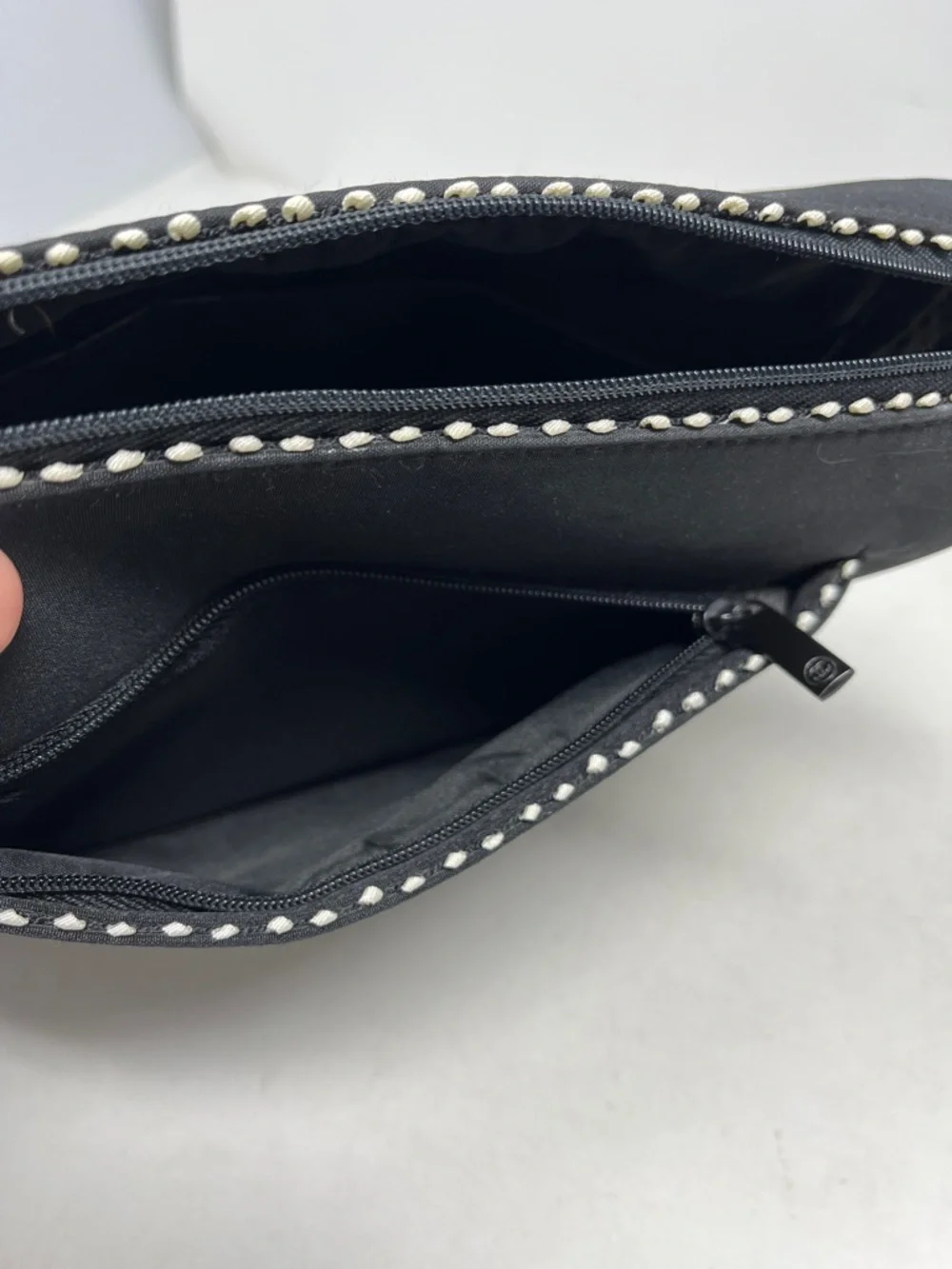 CHANEL PARFUMS ZIPPER COSMETIC POUCH BLACK WITH WHITE TRIM BONUS CRÈME SHOP EYE